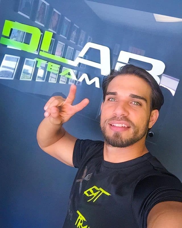 El entrenador cubano no es sólo un taco de ojo. Él será el encargado de poner a las bellas fit para esta temporada de Nuestra Belleza Latina. Si hay alguien que sabe cómo obtener la figura perfecta, ese es Darian. Las bellas lo aprenderán a odiar pues las pondrá a trabajar duro para tener LA figura. Pero mientras ese momento llega, te dejamos unas cuantas imágenes para que deleites esa pupila.