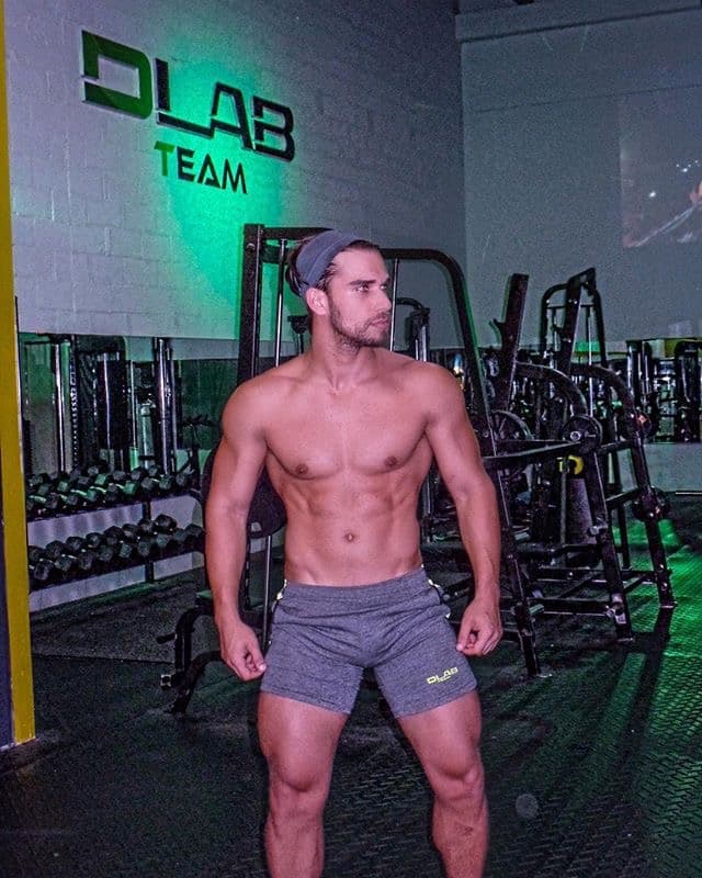 El entrenador cubano no es sólo un taco de ojo. Él será el encargado de poner a las bellas fit para esta temporada de Nuestra Belleza Latina. Si hay alguien que sabe cómo obtener la figura perfecta, ese es Darian. Las bellas lo aprenderán a odiar pues las pondrá a trabajar duro para tener LA figura. Pero mientras ese momento llega, te dejamos unas cuantas imágenes para que deleites esa pupila.