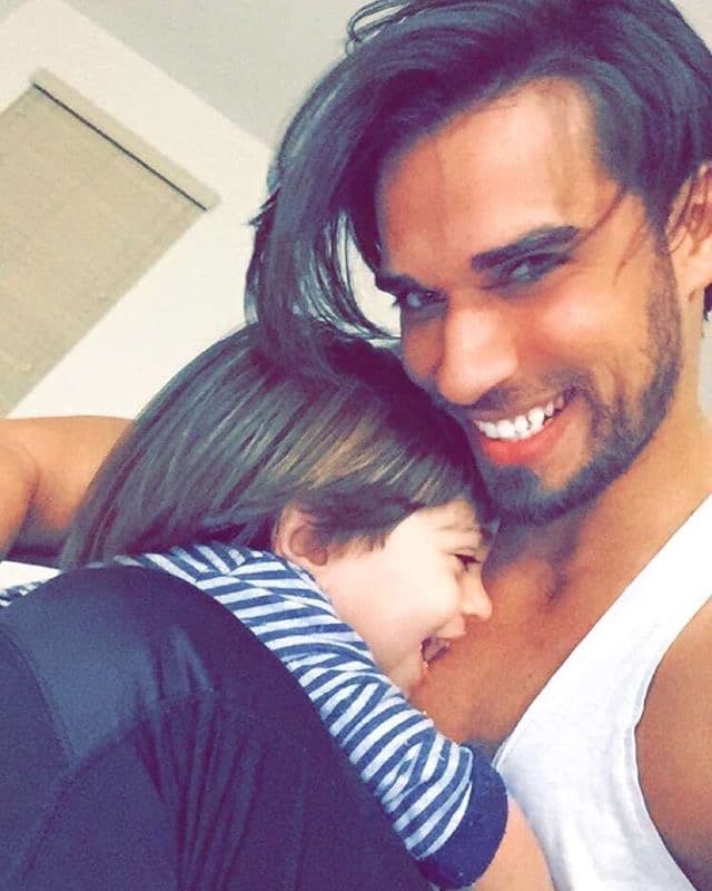 El entrenador cubano no es sólo un taco de ojo. Él será el encargado de poner a las bellas fit para esta temporada de Nuestra Belleza Latina. Si hay alguien que sabe cómo obtener la figura perfecta, ese es Darian. Las bellas lo aprenderán a odiar pues las pondrá a trabajar duro para tener LA figura. Pero mientras ese momento llega, te dejamos unas cuantas imágenes para que deleites esa pupila.