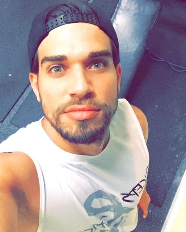 El entrenador cubano no es sólo un taco de ojo. Él será el encargado de poner a las bellas fit para esta temporada de Nuestra Belleza Latina. Si hay alguien que sabe cómo obtener la figura perfecta, ese es Darian. Las bellas lo aprenderán a odiar pues las pondrá a trabajar duro para tener LA figura. Pero mientras ese momento llega, te dejamos unas cuantas imágenes para que deleites esa pupila.