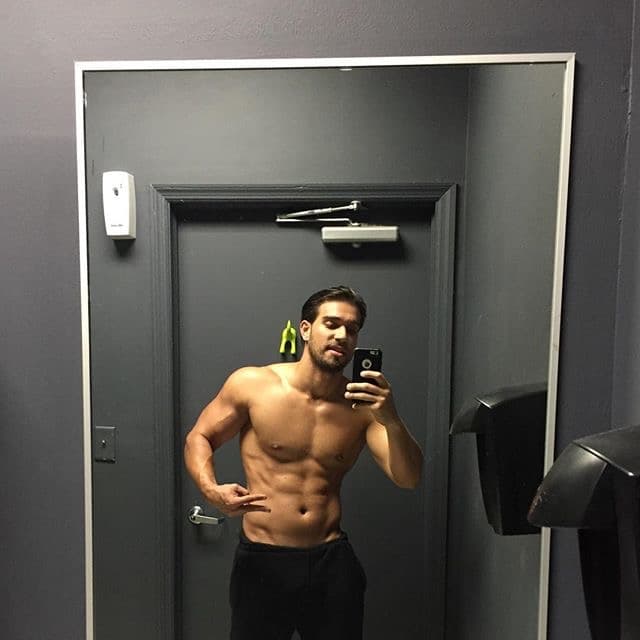 El entrenador cubano no es sólo un taco de ojo. Él será el encargado de poner a las bellas fit para esta temporada de Nuestra Belleza Latina. Si hay alguien que sabe cómo obtener la figura perfecta, ese es Darian. Las bellas lo aprenderán a odiar pues las pondrá a trabajar duro para tener LA figura. Pero mientras ese momento llega, te dejamos unas cuantas imágenes para que deleites esa pupila.