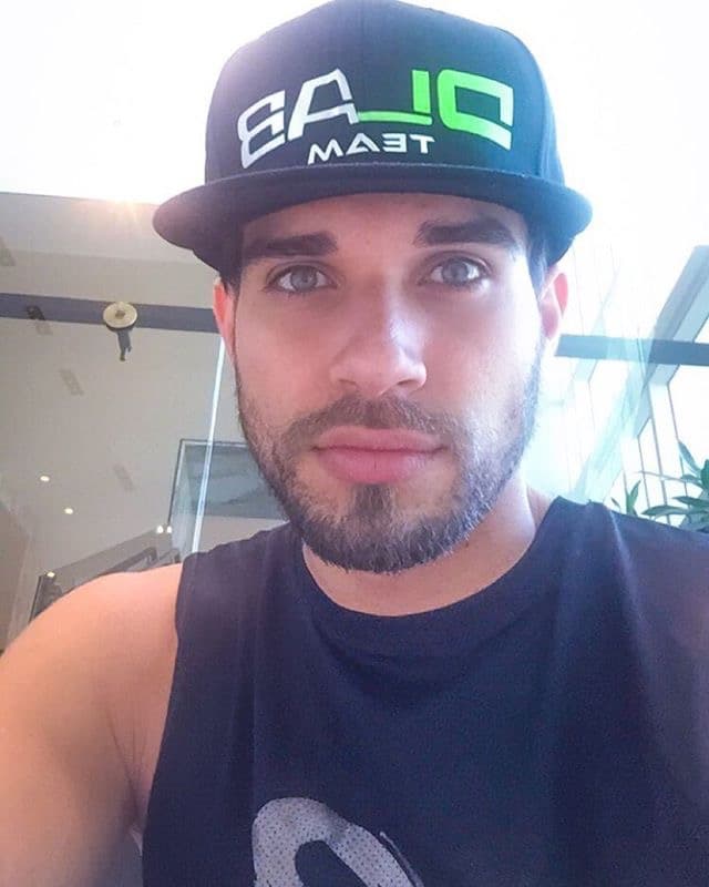 El entrenador cubano no es sólo un taco de ojo. Él será el encargado de poner a las bellas fit para esta temporada de Nuestra Belleza Latina. Si hay alguien que sabe cómo obtener la figura perfecta, ese es Darian. Las bellas lo aprenderán a odiar pues las pondrá a trabajar duro para tener LA figura. Pero mientras ese momento llega, te dejamos unas cuantas imágenes para que deleites esa pupila.