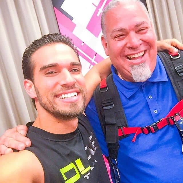 El entrenador cubano no es sólo un taco de ojo. Él será el encargado de poner a las bellas fit para esta temporada de Nuestra Belleza Latina. Si hay alguien que sabe cómo obtener la figura perfecta, ese es Darian. Las bellas lo aprenderán a odiar pues las pondrá a trabajar duro para tener LA figura. Pero mientras ese momento llega, te dejamos unas cuantas imágenes para que deleites esa pupila.