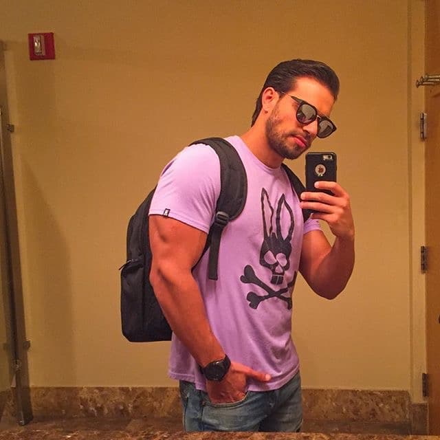 El entrenador cubano no es sólo un taco de ojo. Él será el encargado de poner a las bellas fit para esta temporada de Nuestra Belleza Latina. Si hay alguien que sabe cómo obtener la figura perfecta, ese es Darian. Las bellas lo aprenderán a odiar pues las pondrá a trabajar duro para tener LA figura. Pero mientras ese momento llega, te dejamos unas cuantas imágenes para que deleites esa pupila.