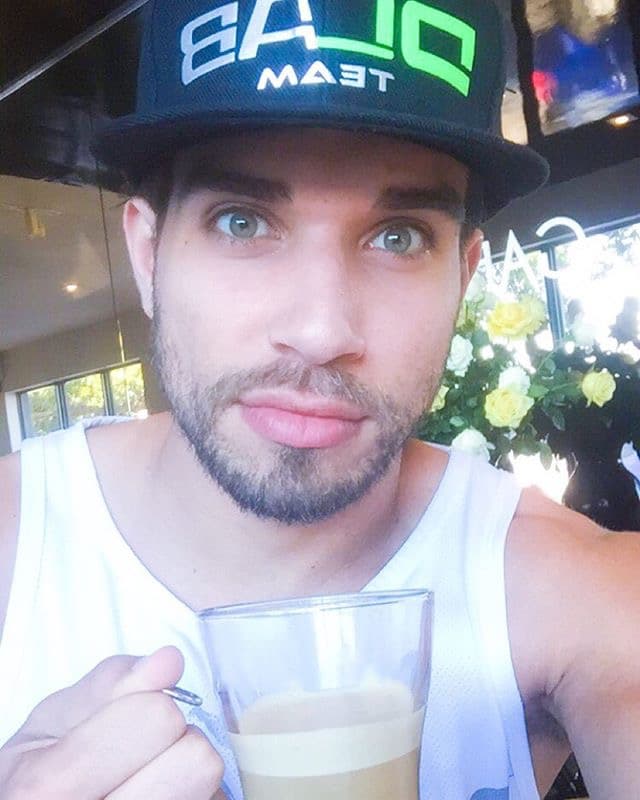 El entrenador cubano no es sólo un taco de ojo. Él será el encargado de poner a las bellas fit para esta temporada de Nuestra Belleza Latina. Si hay alguien que sabe cómo obtener la figura perfecta, ese es Darian. Las bellas lo aprenderán a odiar pues las pondrá a trabajar duro para tener LA figura. Pero mientras ese momento llega, te dejamos unas cuantas imágenes para que deleites esa pupila.