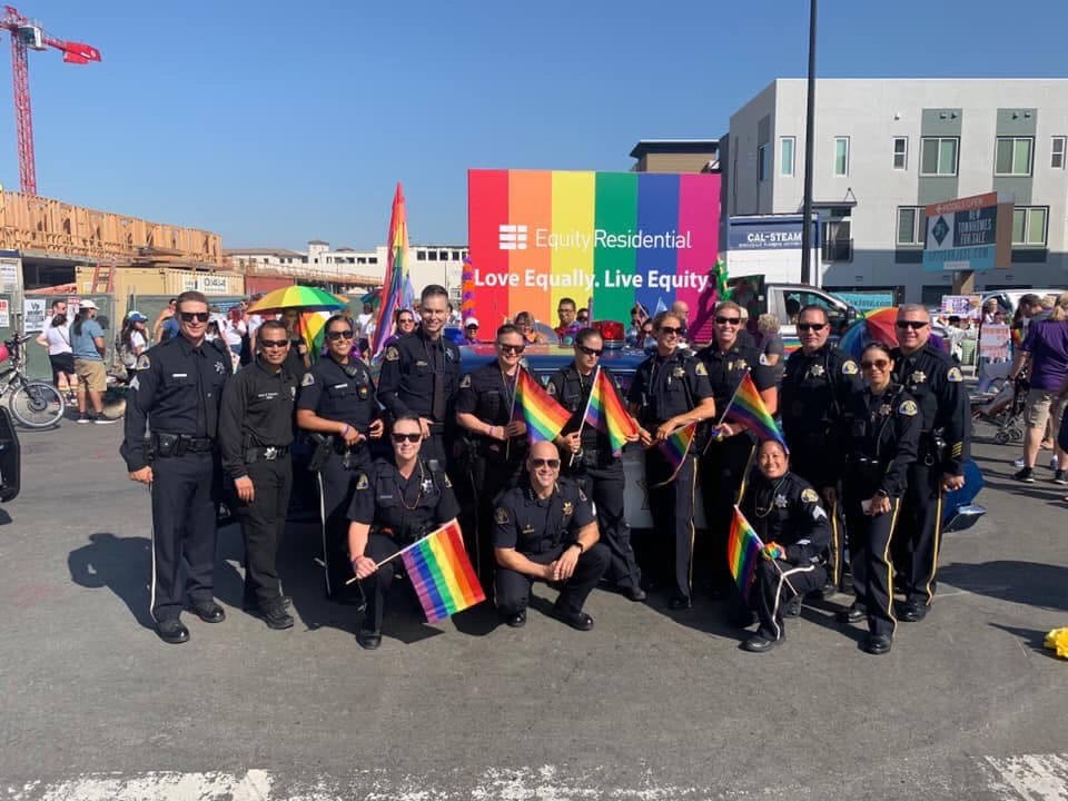 La Policía de San José se convirtió en tema de conversación, pues se ha convertido en uno de los primeros en la nación en ondear la bandera de arcoiris del orgullo LGBTQ en sus sedes.
<br>