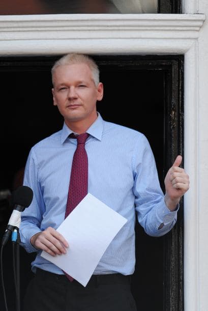 Se trata de 
<b><a href="https://www.univision.com/entretenimiento/pamela-anderson-novia-del-hacker-julian-assange" target="_blank">Julian Assange</a></b>, quien tras filtrar miles de cables confidenciales a través de la plataforma WikiLeaks y luego ser acusado por autoridades suecas de presuntos abusos sexuales, se refugió en 2012 en la embajada de Ecuador en Londres para evitar su captura.