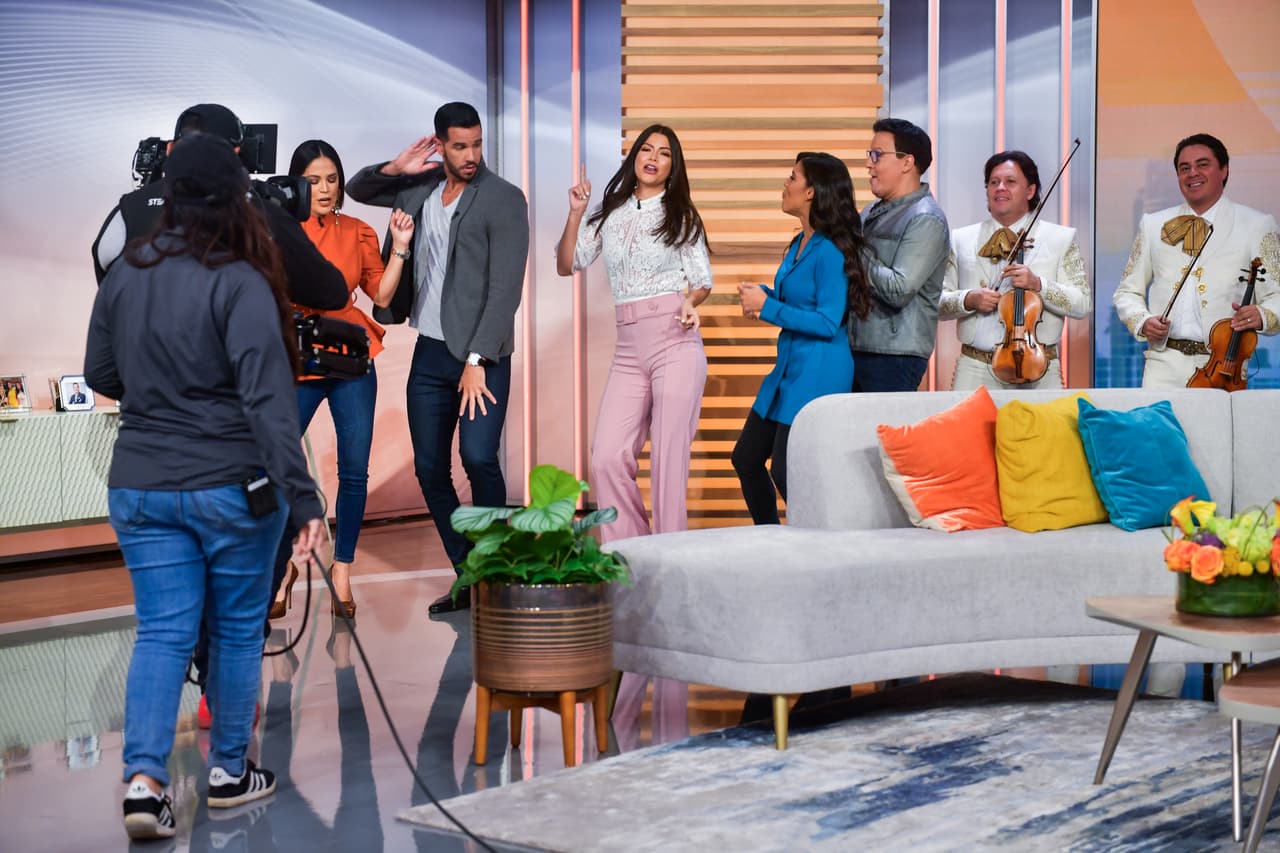 La conductora mexicana se divirtió con sus compañeros, quienes aprovecharon la visita de un mariachi para bailar y cantar junto Ana Patricia, quien no solo festejaba el haber dado un salto en su carrera, sino también su cumpleaños.
