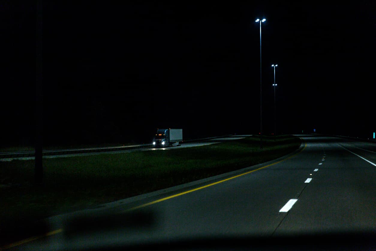 Un adolescente es abandonado por sus padres en plena madrugada al costado de una autopista 
