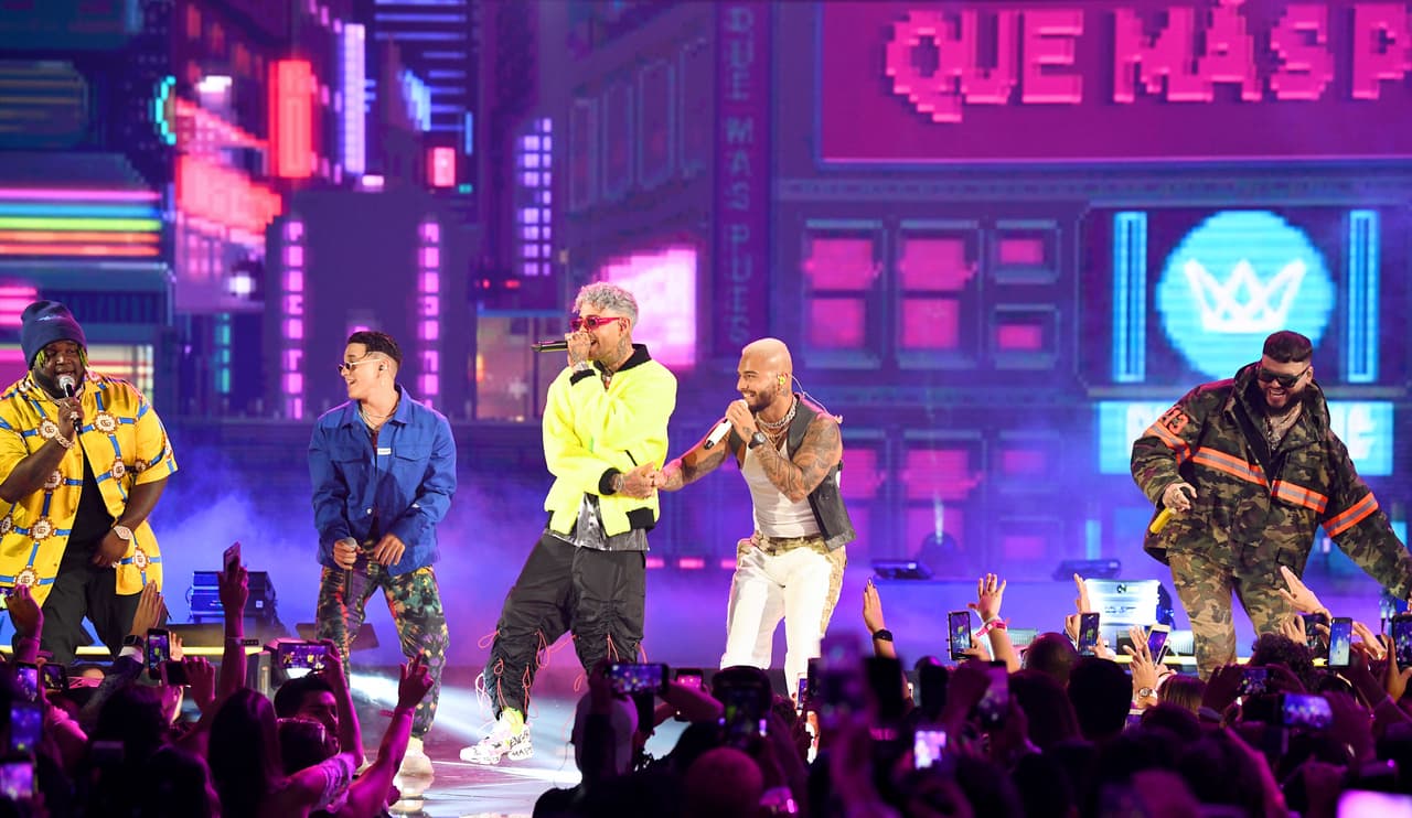 Maluma presentó un número acompañado de Sech, Lenny Tavares, Dalex, y Farruko. Sin duda, la presentación del tema 'Qué más pues' fue un deleite musical y visual.
