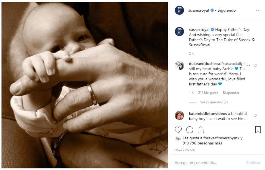 El Día del padre (16 de junio) se presentó un nuevo detalle del pequeño Archie. Esta vez la felicitación para todos los papás estuvo acompañada de una foto en la que se puede ver cómo el bebé toma fuertemente un dedo de su progenitor.