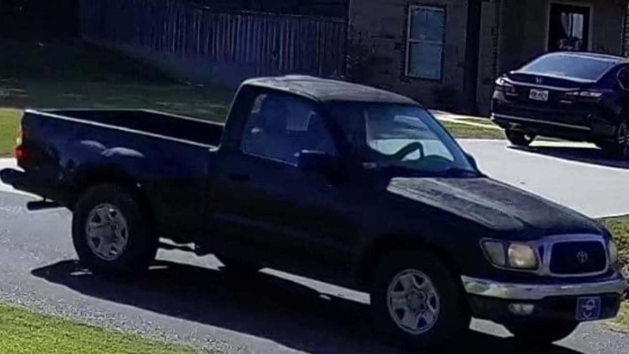 Esta 
<b>camioneta Toyota del 2000 fue identificada por las autoridades como el vehículo en el que Luis Sánchez se llevó un remolque y la podadora,</b> según cámaras de seguridad de las autoridades locales.