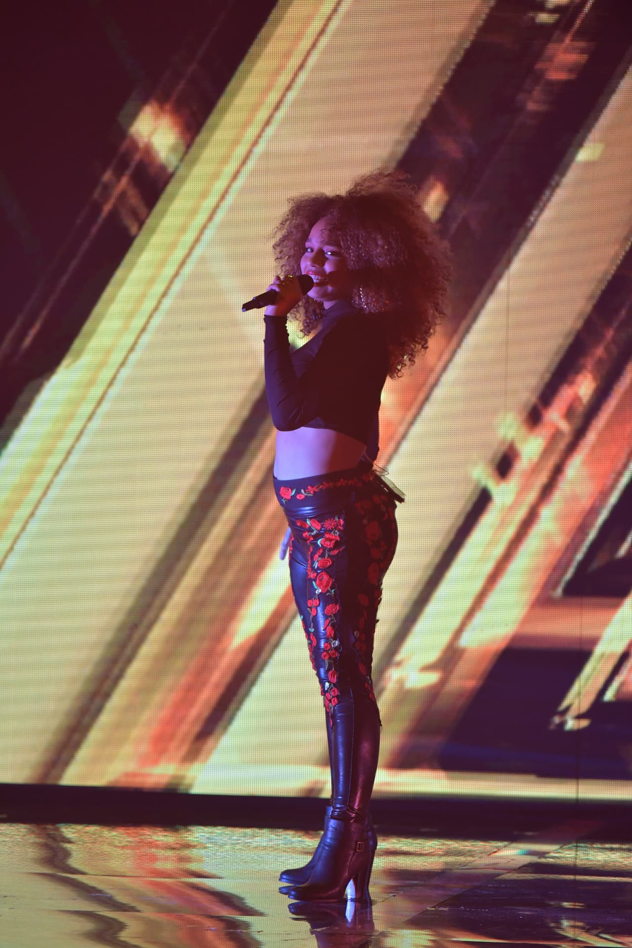 Alondra se impone en la tarima.