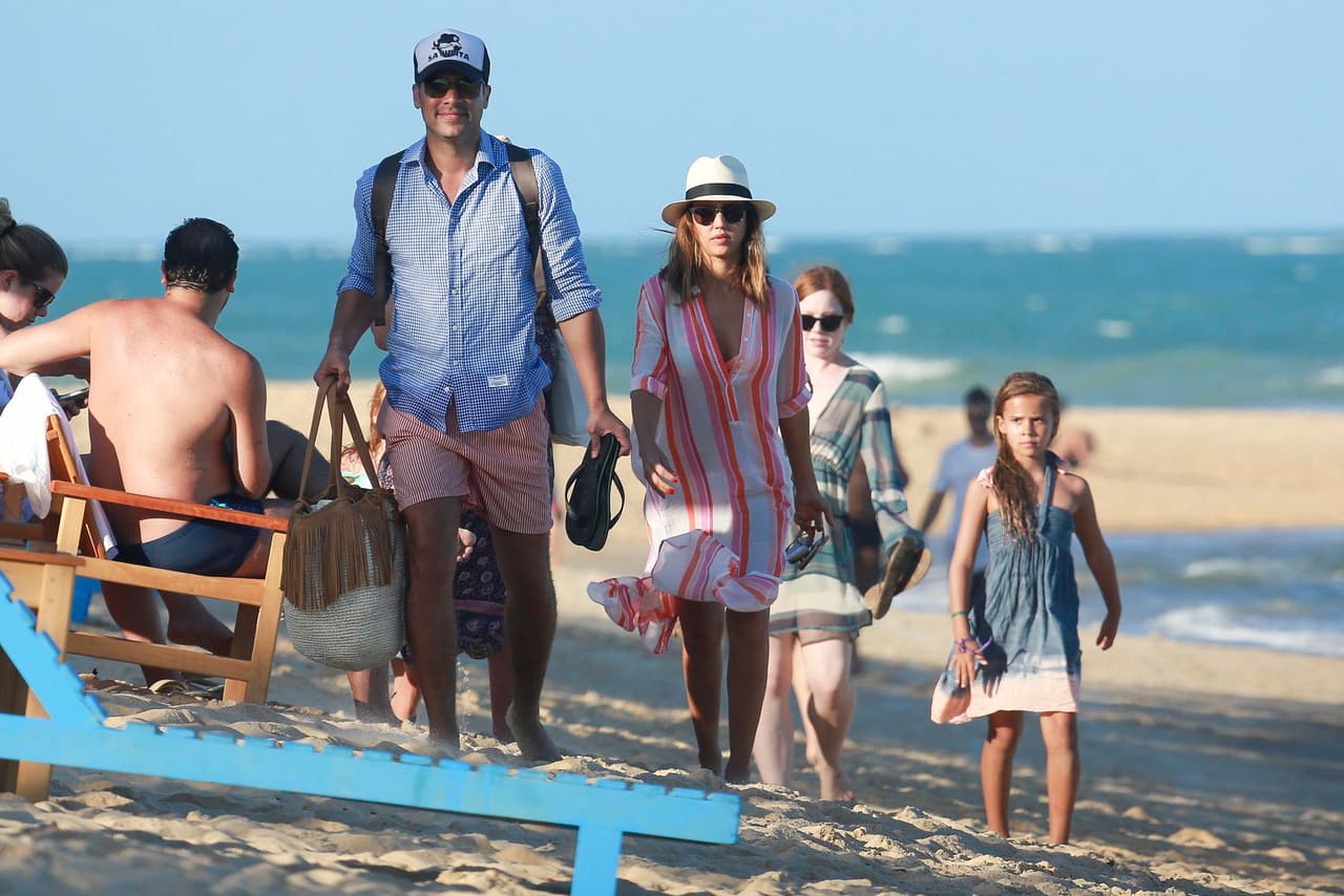 ¿Nos oculta algo debajo del vestido?