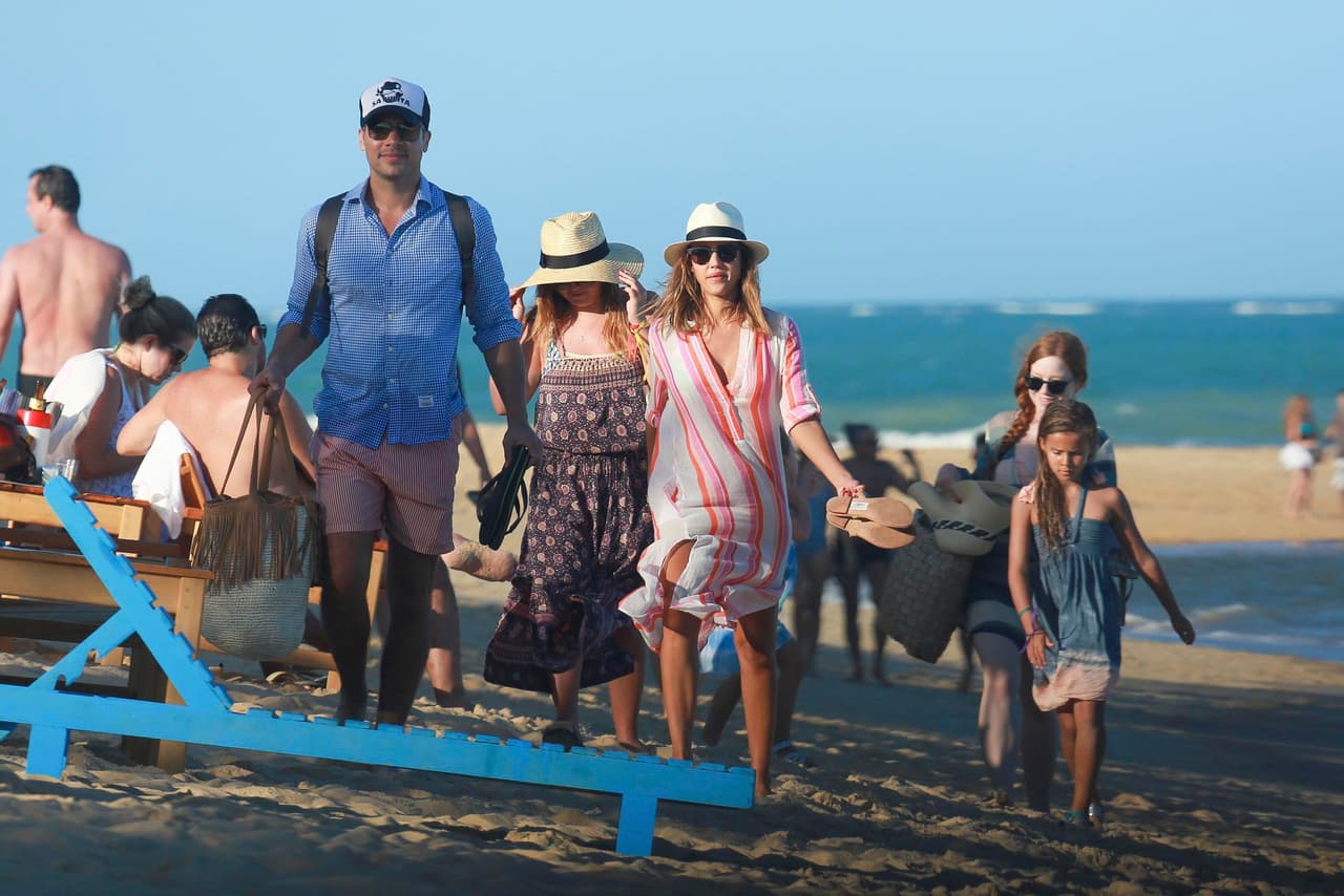 La familia buscó un lugar cómodo en la playa.