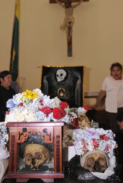 Así, Juancho se llama la calavera que se encuentra en una comisaría de El Alto, ciudad aledaña a La Paz, a la que los policías piden ayuda cuando las investigaciones criminales son complicadas. De paso contrarresta las ñatitas que puedan tener los delincuentes.