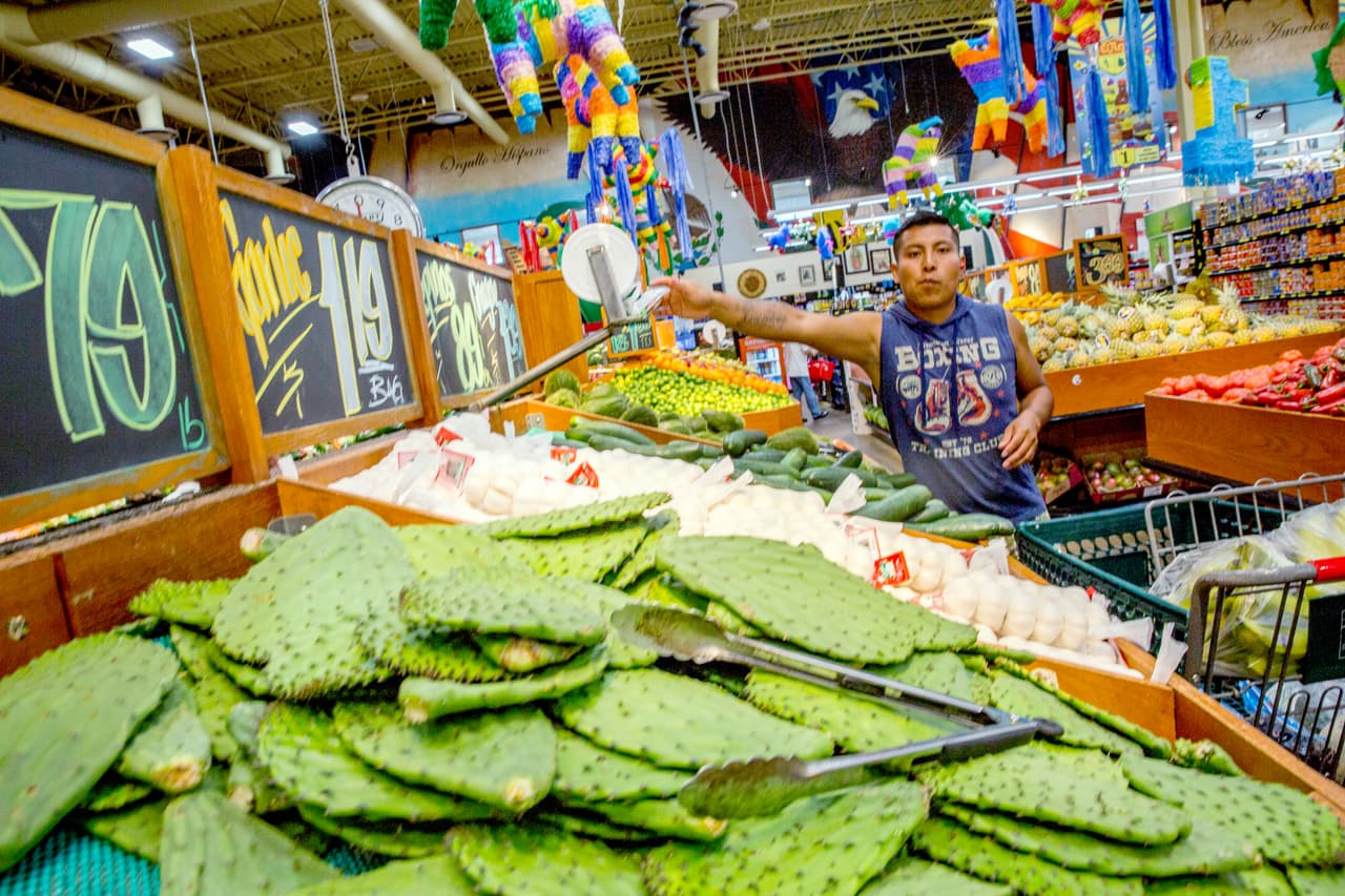 Nopales, chiles, piñatas y otros productos tradicionales mexicanos dentro de un mercado de Milwaukee.