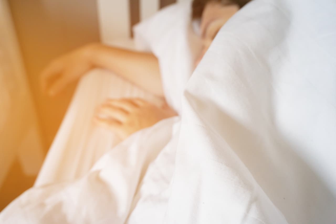 <h3 class="cms-H3-H3" style="box-sizing: border-box; border: 0px solid; margin: 0px; padding: 0px; font-size: 32px; font-weight: 700; line-height: 35.2px; font-family: "Roboto Flex", "Roboto Flex Fallback"; --tw-font-weight: 700;">Mejora tus hábitos e higiene del sueño</h3>
<br>
<br>El cambio de horario invernal suele ser una 
<b>transición más ‘suave’ para las personas porque se ‘gana’ una hora en el día</b>.
<br>
<br>Sin embargo, este cambio en la rutina puede interferir también en el sueño.
<br>
<br>Según el sitio 
<b><a href="https://www.sleepfoundation.org/" target="_blank">Sleep Foundation</a></b>, este cambio de horario puede ser un buen momento para 
<b>mejorar tu higiene del sueño</b>.
<br>
<br>Una de las recomendaciones que hacen es el 
<b>ponerse en contacto con la luz de día</b>, para ajustar el ciclo circadiano del cuerpo.
<br>
<br>El estar expuestos a la luz del día, sobre todo en las mañanas, 
<b>puede ayudarnos a regular el sueño de mejor manera</b>.
<br>