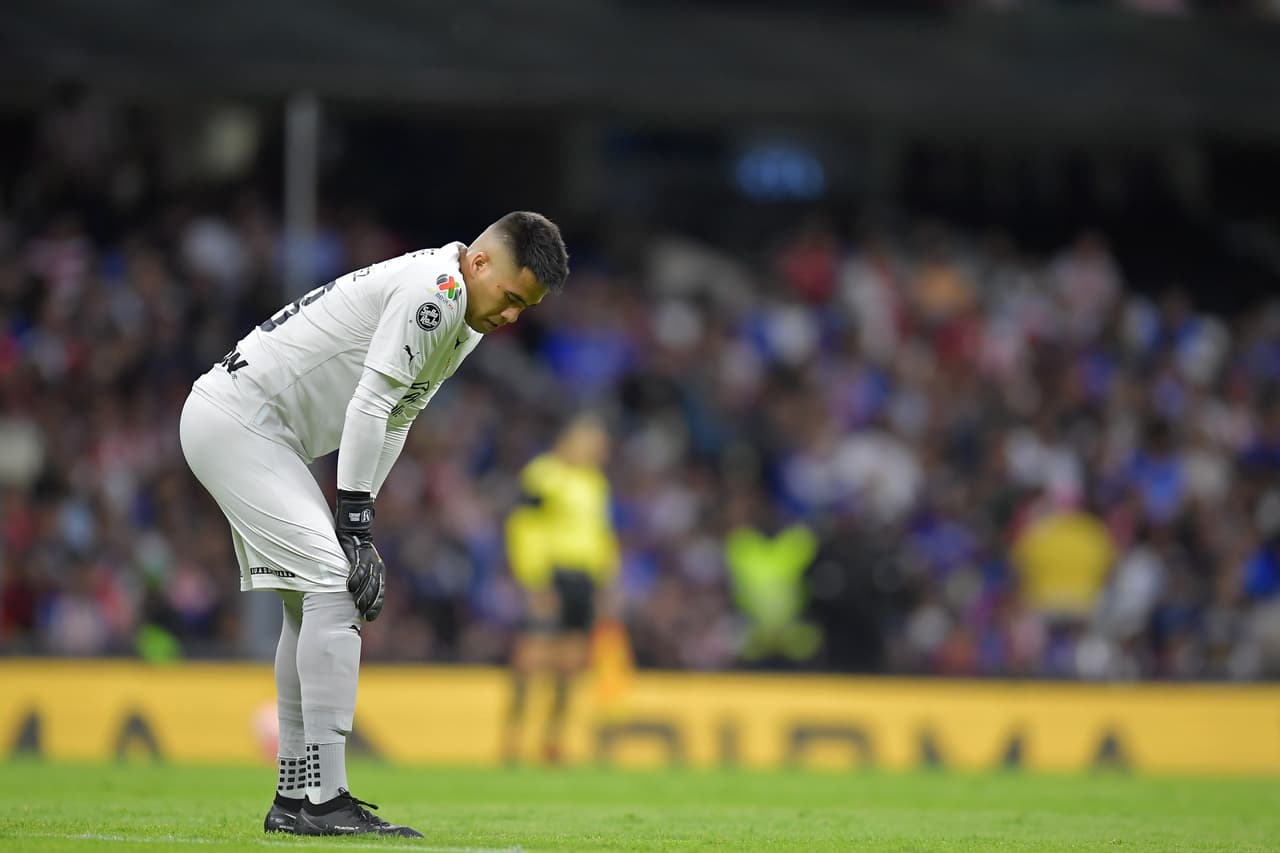 El 'Wacho' Jiménez no pudo contener el tiro que representó el primer gol del juego.
