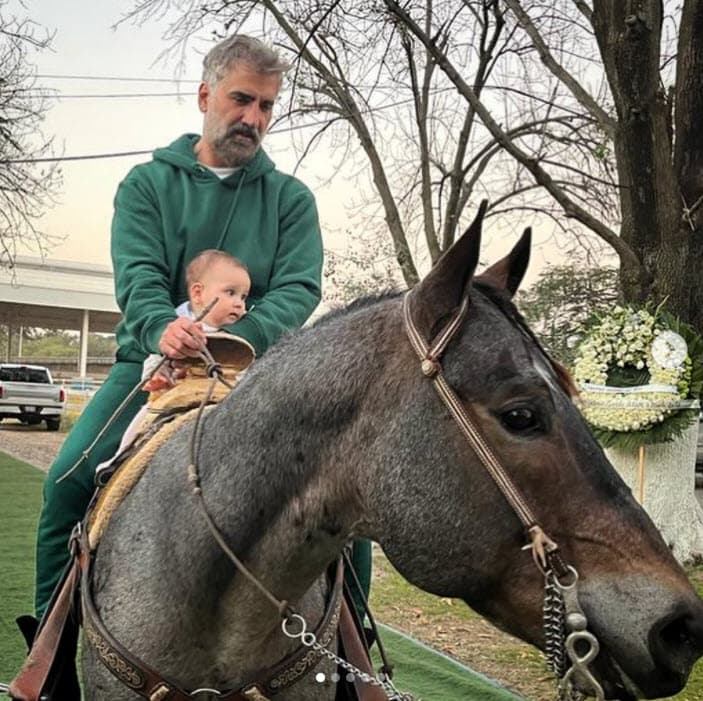 Alejandro Fernández también publicó algunas fotos en Nochebuena en las que aparece 
<b><a href="https://www.univision.com/famosos/momentos-mas-tiernos-de-cayetana-hija-de-camila-fernandez-y-nieta-de-alejandro-fernandez-fotos" target="_blank">con su nieta Cayetana</a></b>, hija de Camila Fernández. 
<br>