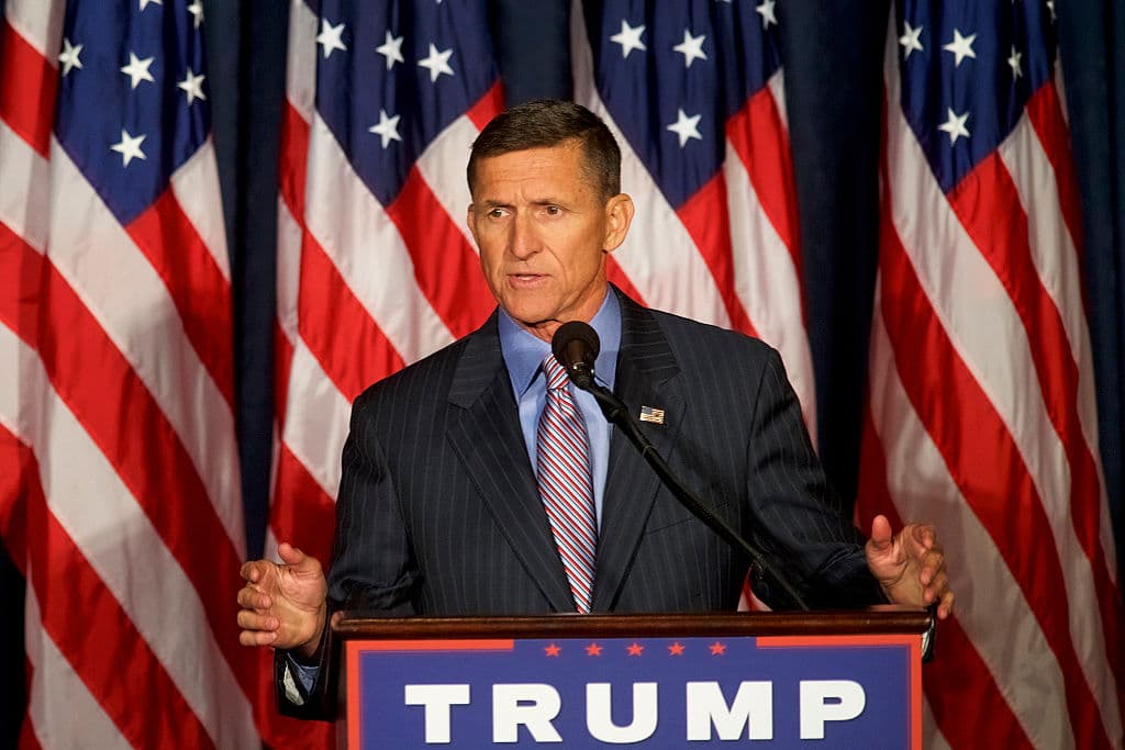 El teniente general Michael Flynn se declaró culpable de falso testimonio al FBI y admitió ante el fiscal especial de la “trama rusa”, Robert Mueller, que le pidieron contactar con Rusia. Flynn fue nombrado por Trump Consejero de Seguridad Nacional y se convirtió en una de las personas más poderosas del gobierno de EEUU. Sus polémicos contactos con el gobierno ruso antes de que Donald Trump asumiera el poder hicieron que Flynn tuviese que renunciar el mes siguiente. Solo duró 25 días en el cargo.
<br>
<br>La controversia con Flynn no paró allí. Fue cuestionado por el FBI en relación a una investigación sobre una supuesta intervención de Moscú en las elecciones de noviembre de 2016 en EEUU y el fiscal especial Robert Mueller, quien encabezó la indagatoria, lo acusó formalmente de haber hecho "declaraciones falsas, ficticias y fraudulentas" a la agencia federal. Se declaró culpable y afirmó que colaboraría con la investigación de Mueller. Trump no ha descartado un indulto para él.