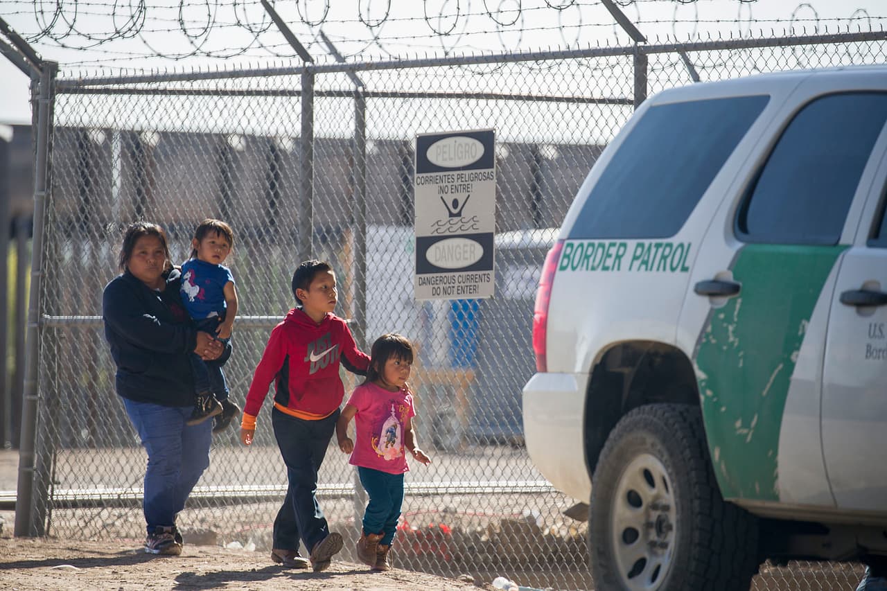 Un grupo de migrantes en El Paso, Texas, el 1 de junio del 2019. En los meses previos, funcionarios migratorios detectaron un aumento en la cantidad de personas que llegó a la frontera en busca de asilo.