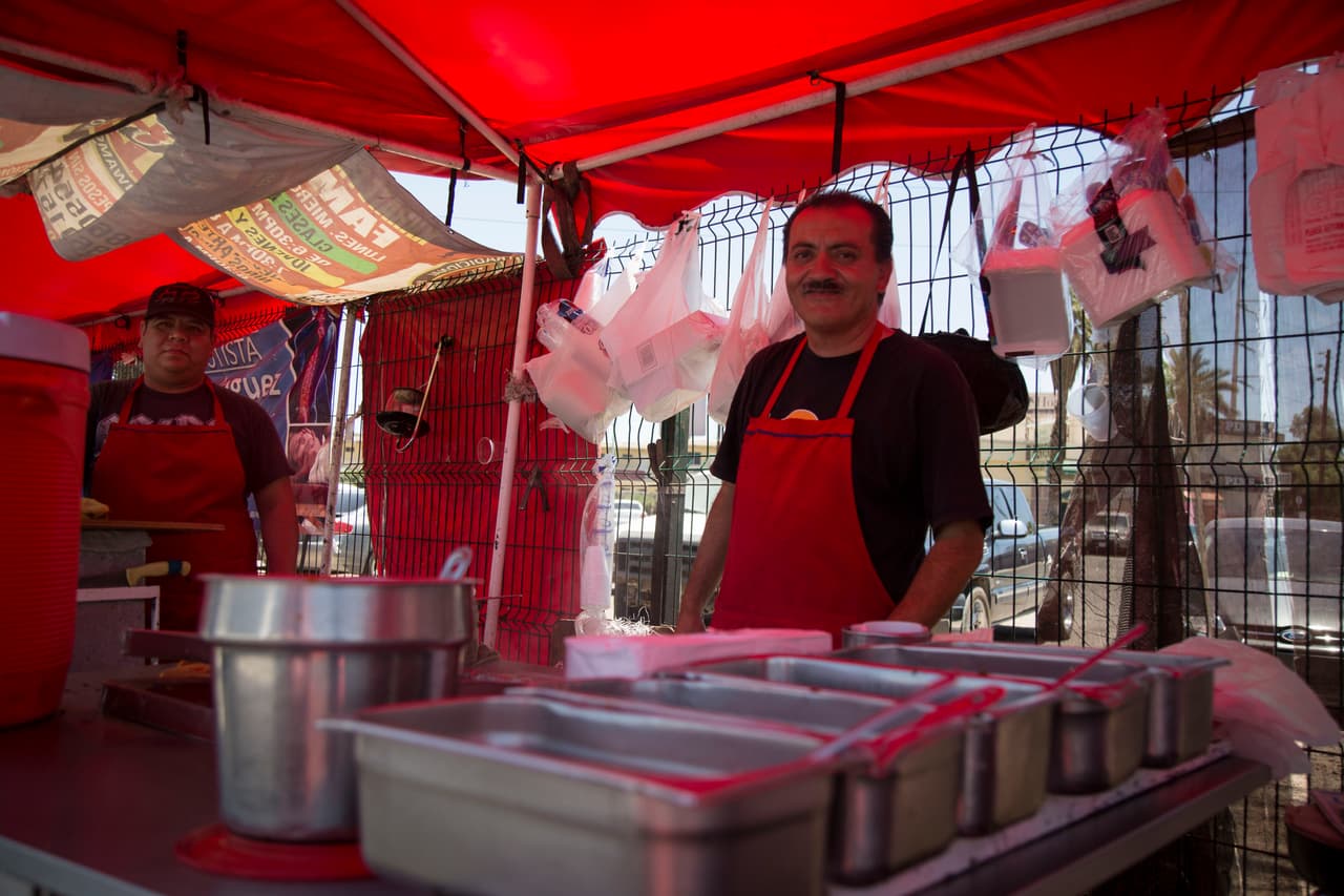 <b>Baltazar Serda, Mexicali.</b> La frontera también se degusta y si no, que se lo pregunten a Baltazar Serda, quien atiende una ‘carreta’ ubicada sobre la calle Ferrocarrileros en Mexicali donde vende los populares tacos de borrego. “Si vienes a Mexicali y no comes tacos de borrego, es como si no hubieras venido”, sentencia el hombre. Él asegura que su puesto tiene una salsa picosa que alivia cualquier exceso de alcohol y un caldo de res que cura la resaca. Sus mejores clientes son los trasnochados.