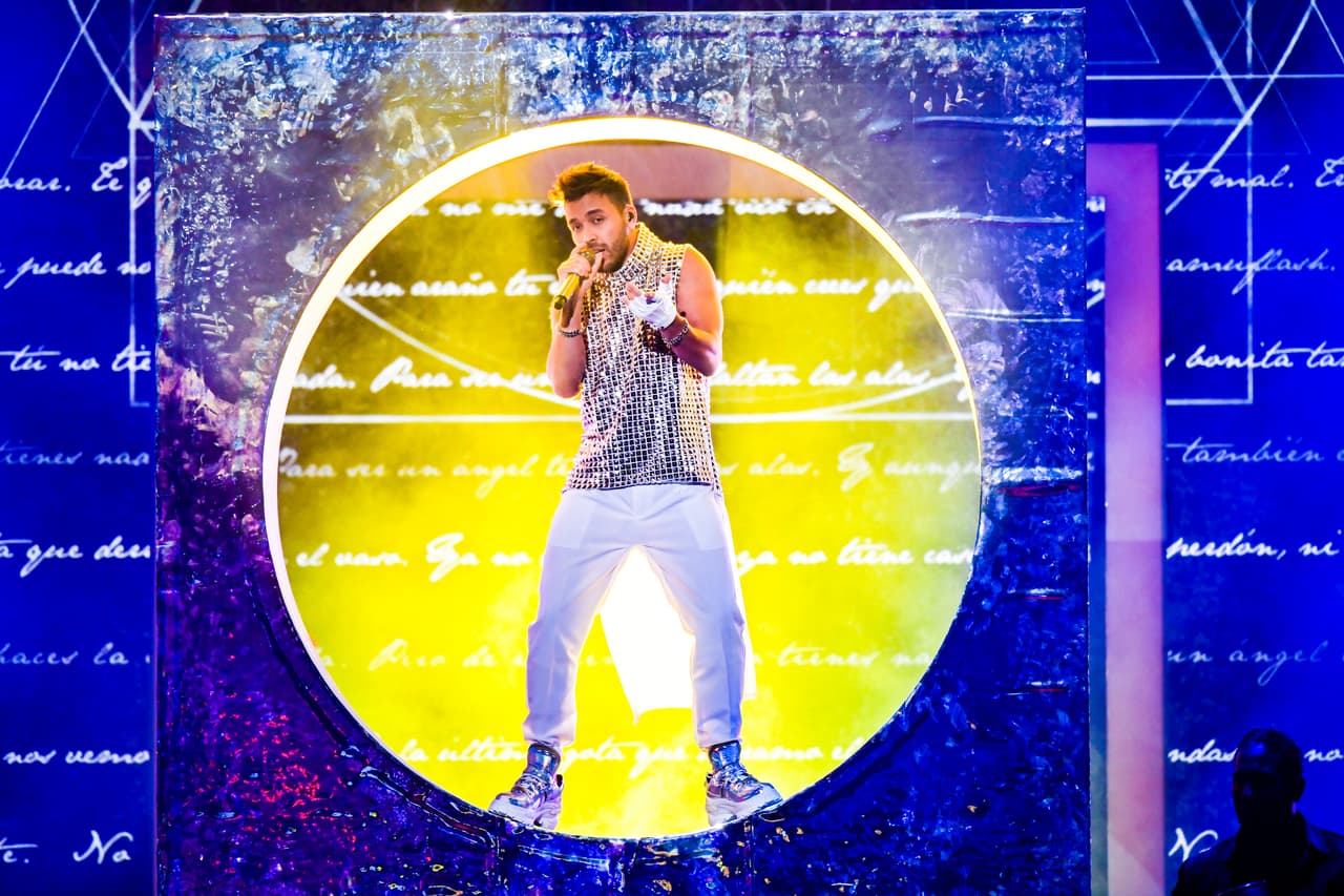 Después de desfilar por la alfombra magenta con un traje Bailman, 
<b>Prince Royce</b> llegó al stage de Premio Lo Nuestro con una camiseta con estoperoles y un pantalón blanco.