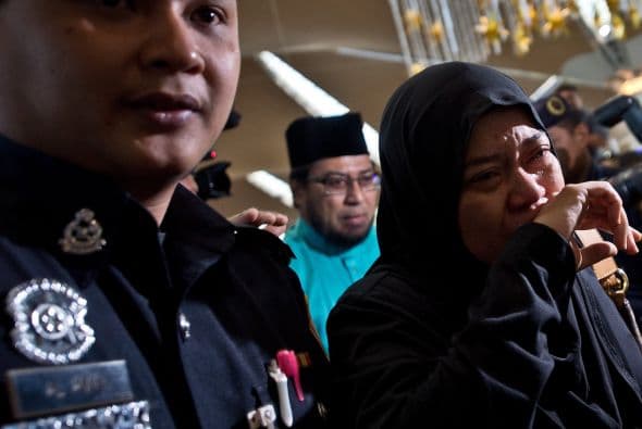 Familiares de los pasajeros del Malaysia Airlines vuelo MH17 lloran ante la tragedia.