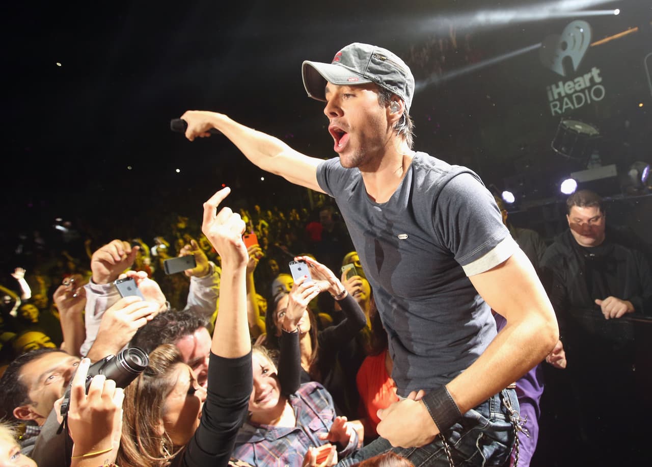 Enrique Iglesias destroza tema al desafinar