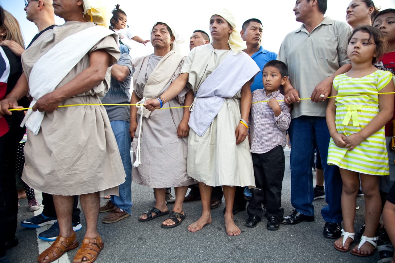 Pero además de guatemaltecos, según la organizadora Mara Martínez, en el viacrucis también participan algunos miembros de la comunidad mexicana. Además, afirma que entre los asistentes hay personas de otras religiones que se acercan atraídos por esta tradición.