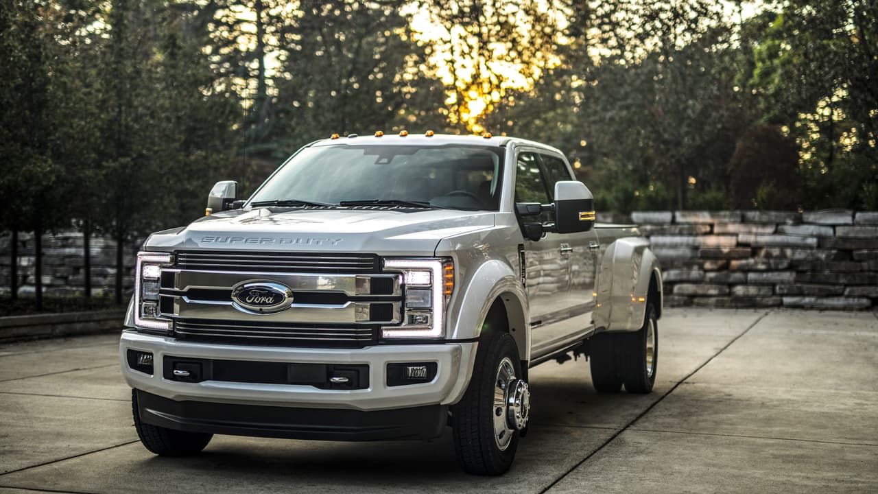 <b>Ford</b> presentó este viernes su nueva
<b> F-450 Super Duty Limited 2018</b>, la camioneta pickup de producción masiva más cara de la historia. Su precio inicial es de
<b>87,100 dólares</b>, pero quien elija todas las opciones disponibles llegará a un precio de venta de
<b>94,455 dólares</b>. Un vez que se aplican impuestos, tarifas y gastos de registro se llega a la
<b>mítica marca de los 100,000 dólares</b>.