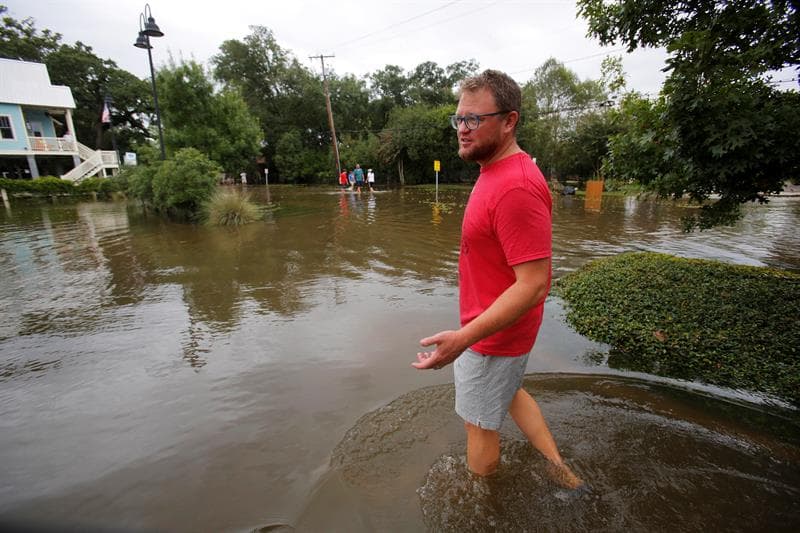 La periferia de la tormenta se hizo sentir en Louisiana y la costa de Mississippi y Alabama con aguaceros, al punto que las calles cerca de la costa quedaron bajo el agua.