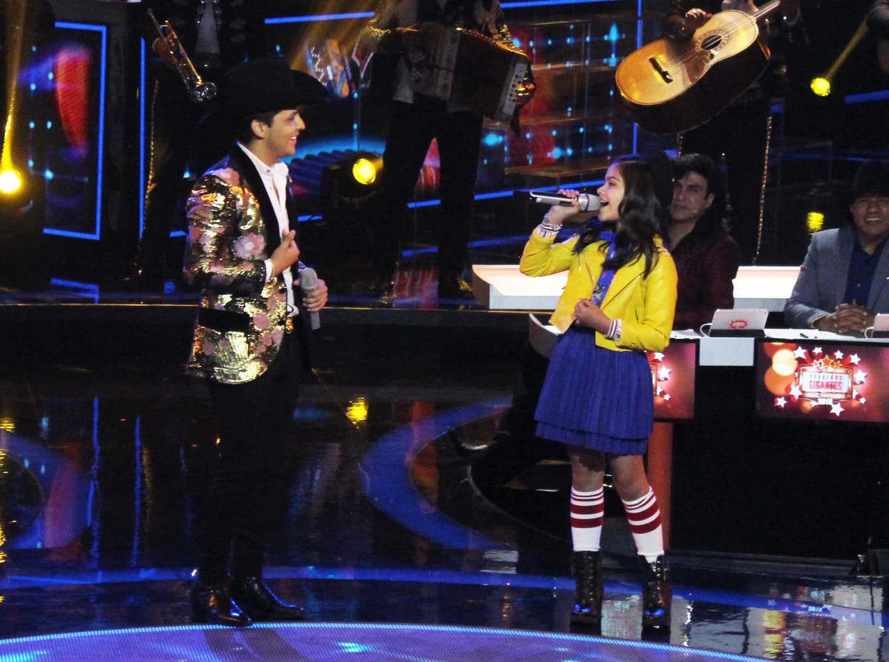 Interpretó junto a Valeria el tema 'Adiós amor'.