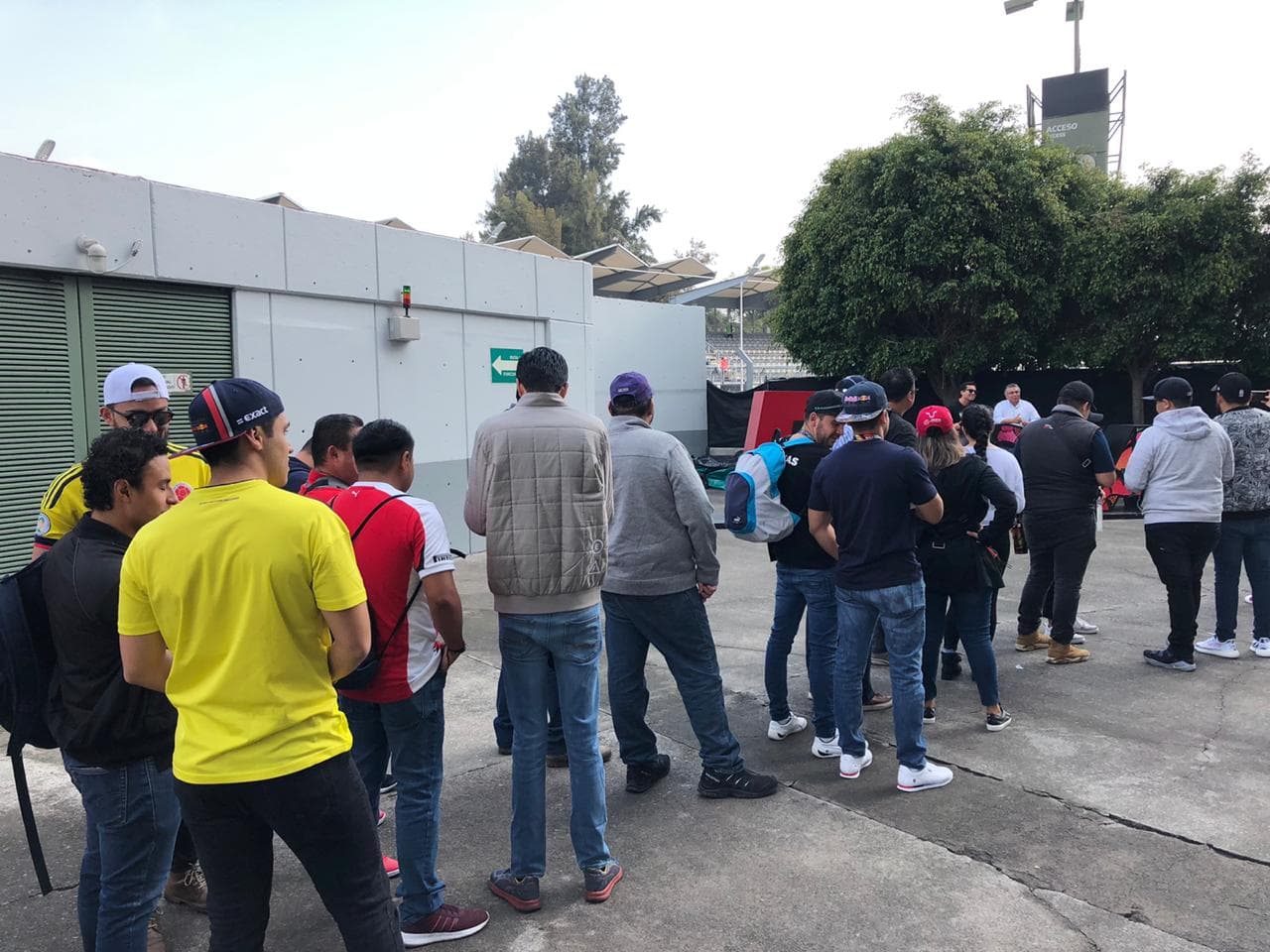Aficionados conviven en familia previo al inicio de la Fórmula 1 en el Autódromo Hermanos Rodríguez.