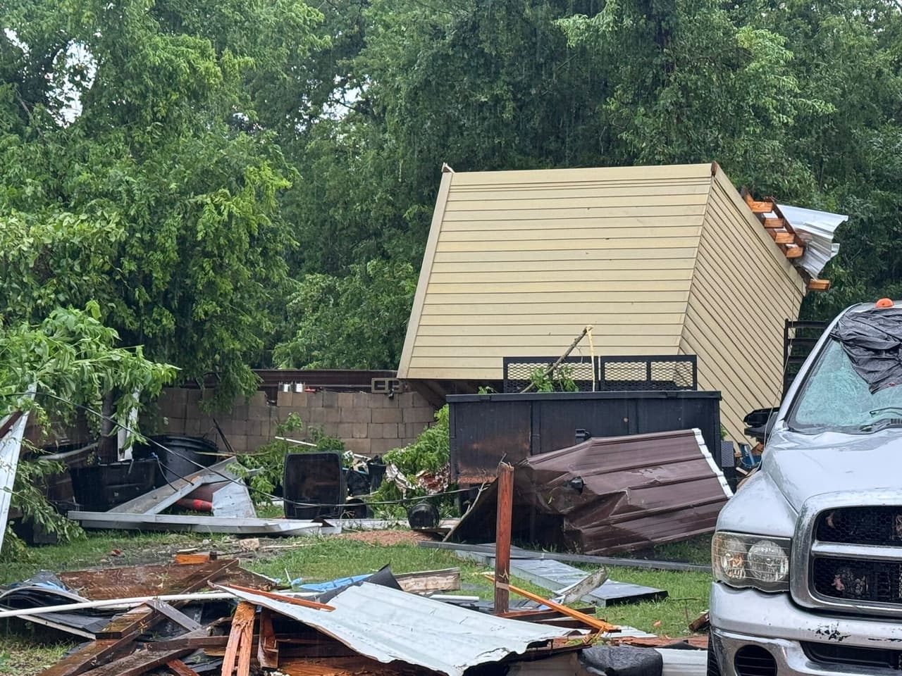 En CR 166, una de las áreas más golpeadas, una vivienda fue reducida a escombros. Muebles y pertenencias quedaron expuestos a la intemperie tras el colapso de gran parte de la estructura.