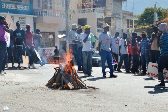 Las protestas comenzaron con un ritual vudú, una de las tradiciones más arraigadas en la vida cotidiana de los haitianos. Crédito: Evelyn Baker, Fusion