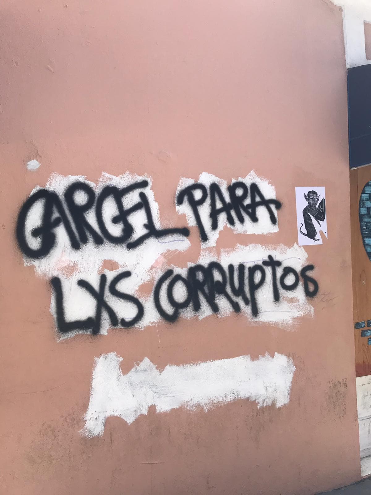 Paredes de los edificios del Viejo San Juan con graffiti que dice "Carcel para lxs corruptos"