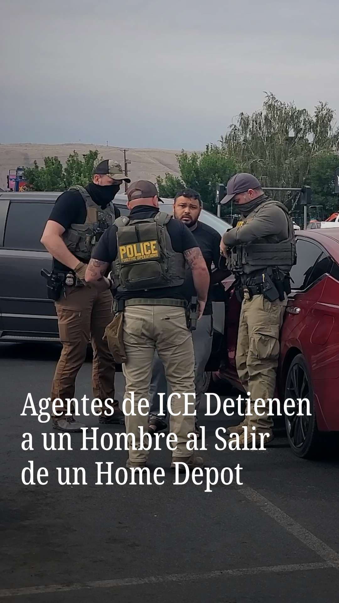 Agentes de ICE detienen a un hombre al salir de un Home Depot