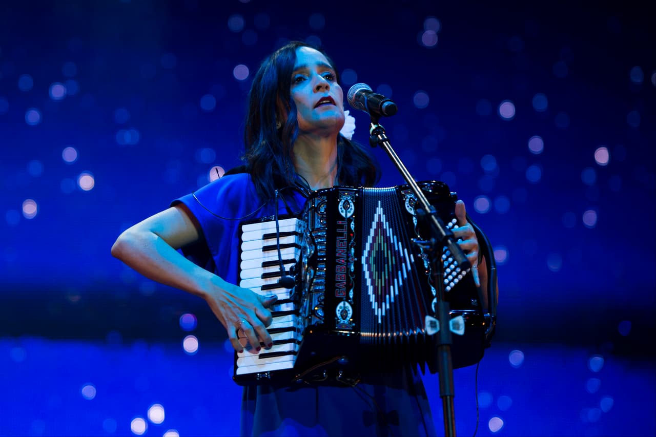 Julieta Venegas Percevault es compositora y cantante, nació en Estados Unidos y el próximo 24 de noviembre cumplirá 47 años.
