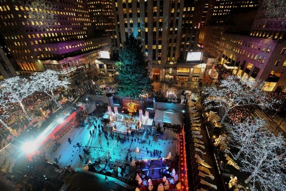 Miles de personas se reúnen para ver cómo se enciende este árbol de 45 mil focos.