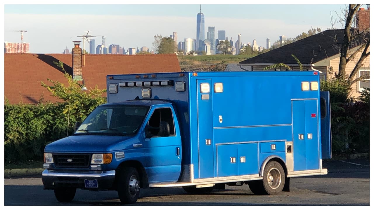 Para sentirse seguro en su ambulancia, instaló varias llaves en cada puerta, y varias alarmas. “Nunca me acuesto a dormir si no las activo. Si alguien se acerca a la van o trata de abrir la puerta, se disparan. 
<b>También dejé puesta la sirena de la van, si algo sucede la encendería de inmediato”. </b>
<br>