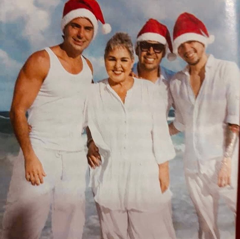 También publicó una foto junto a sus tres hijos: "Gracias le doy a mi Dios por hacerme madre de los mejores hijos que pude tener, ustedes son mi vida entera. Los amo mis niños. Dios me los guarde siempre".