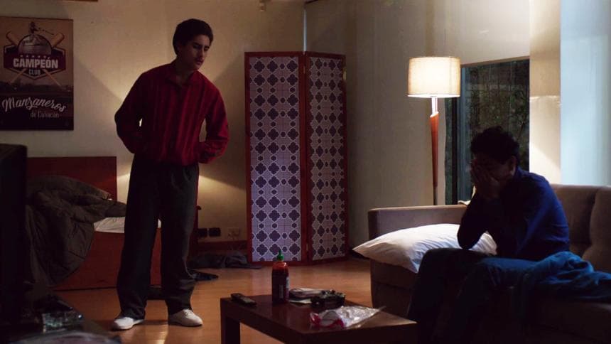 Luego de casi un día entero de reposo, ‘El Moreno’ y Arturo despertaron y decidieron salir a comer sin imaginar el peligroso ambiente en las calles. A bordo de su camioneta notaron las calles solitarias y comenzaron a sospechar que algo grave había sucedido durante su ausencia.