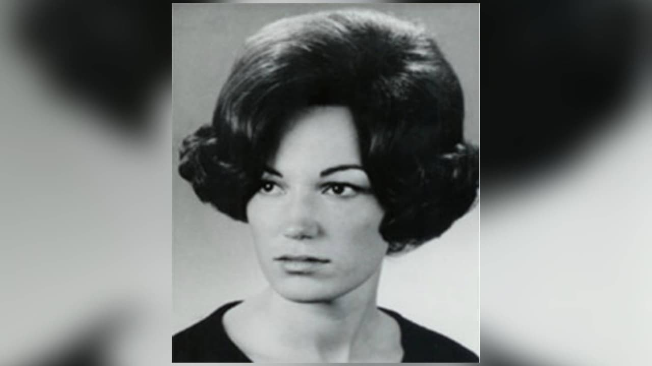 <h3 class="cms-H3-H3">Judith Hakar</h3>
<br>La joven de 23 años se desempeñaba como enfermera en el Sutter Memorial Hospital. Fue vista por última vez saliendo del trabajo el 
<b>7 de marzo de 1970</b> a las 11:30 p.m. Su vehículo fue encontrado en su complejo de apartamentos en Alta Arden y Markston Way. Se cree que fue secuestrada. El 25 de abril de 1970, el cuerpo de Judith fue descubierto por excursionistas en una 
<b>tumba poco profunda</b> en un área rural cerca de Weimar en el condado de Placer.