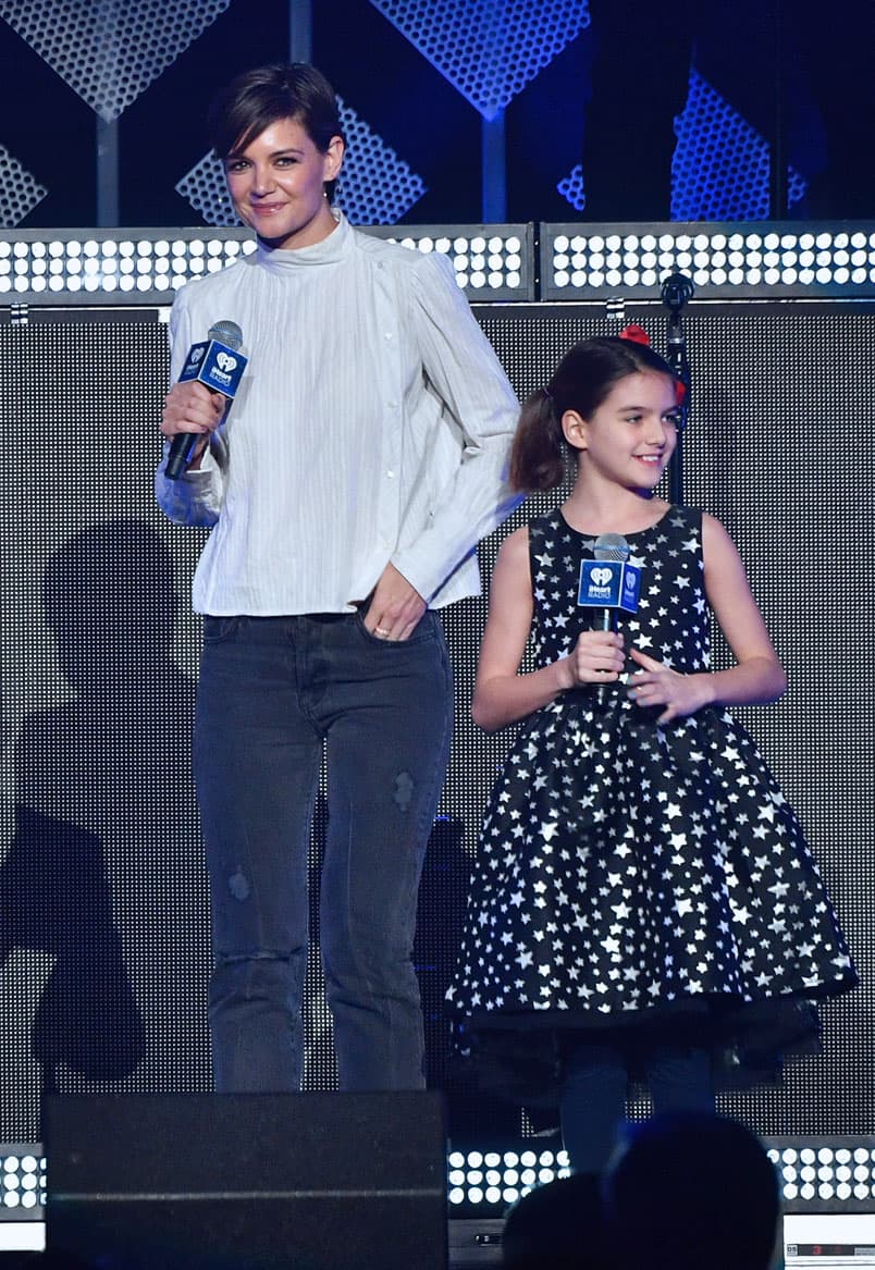 Delicada y adorable, ella es 
<b>Suri Cruise,</b> hija de 
<b>Katie Holmes</b> y 
<b>Tom Cruise</b>, es un auténtico icono de moda. Suele lucir tacones, abrigos de piel, minifaldas y lindas diademas.