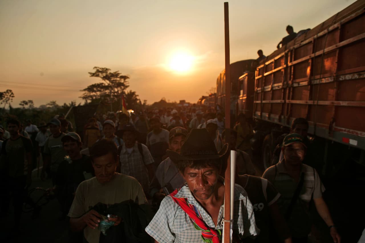 Una marcha de partidarios de Morales hacia la ciudad de Santa Cruz, un bastión opositor al presidente indígena en septiembre de 2008. El gobierno consideró las consultas por la autonomía ilegales y las tensiones aumentaron. Ese mismo año celebró un referendo revocatorio a Morales y dos tercios de los votantes apoyaron su continuación en la presidencia.