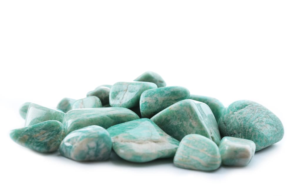 La amazonita es particularmente propicia para nativos de Acuario y Virgo, aunque por supuesto también ayuda a todos los signos. Y un último dato curioso es que no puede ser falsificada o reemplazada por otra piedra. No hay amazonitas sintéticas, así que si quieres conseguir una, es difícil que te quieran dar otra en su lugar.