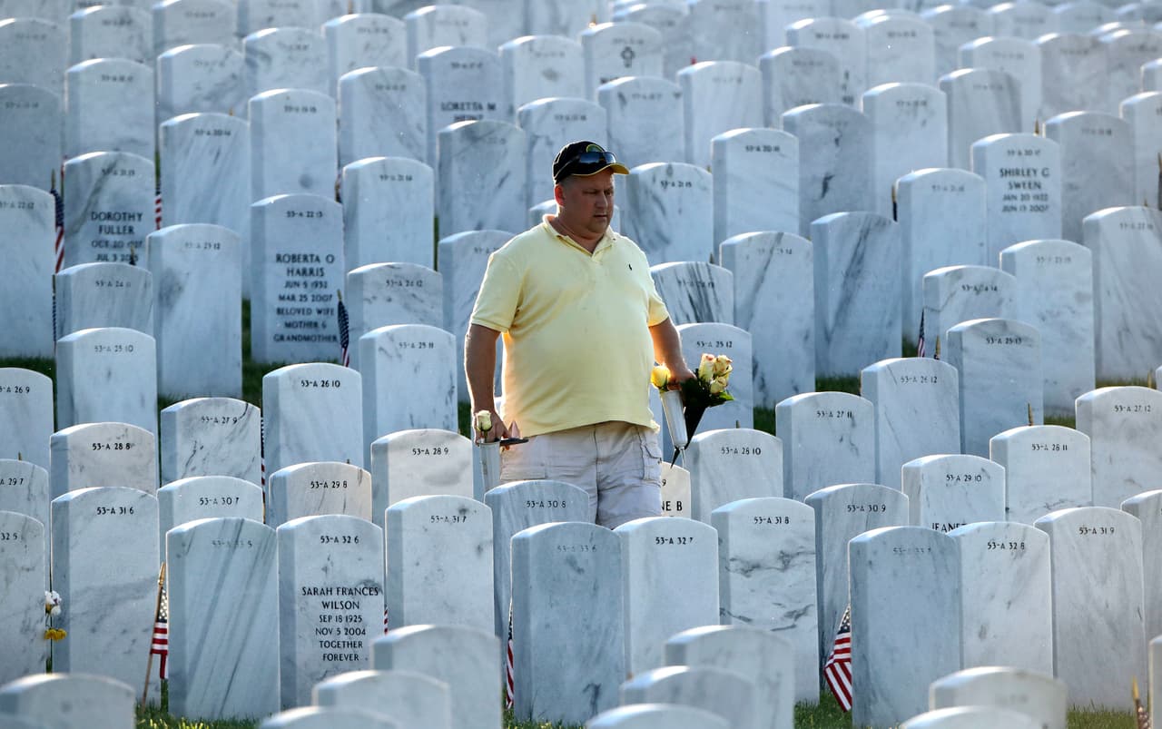 En diferentes ciudades del país familiares y amigos de soldados muertos en batalla visitaron sus tumbas, como en el Cementerio Nacional Leavenworth en Kansas. (AP/Charlie Riedel)