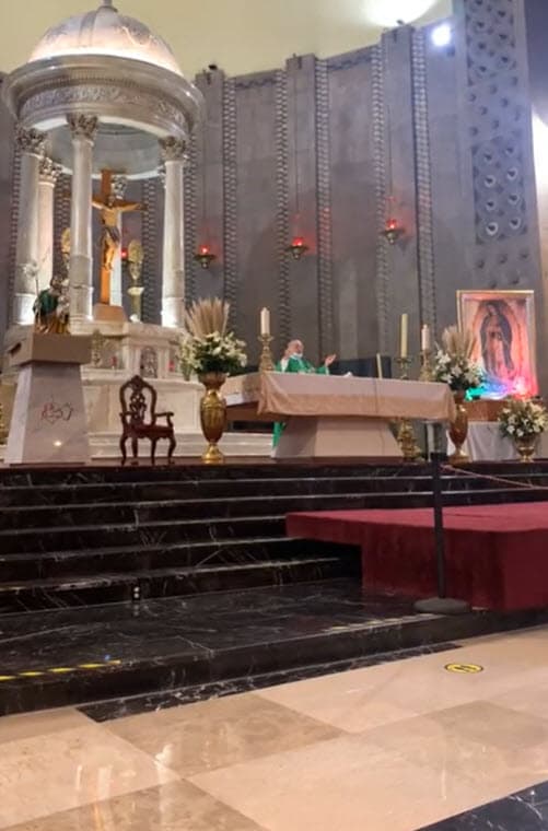 La ceremonia religiosa fue a puerta cerrada para cumplir con los protocolos sanitarios, según explicó la familia, pero 
<b><a href="https://www.instagram.com/p/CQFFhUrjtDk/" target="_blank">pudo ser seguida en 'streaming'</a></b> la tarde del domingo.